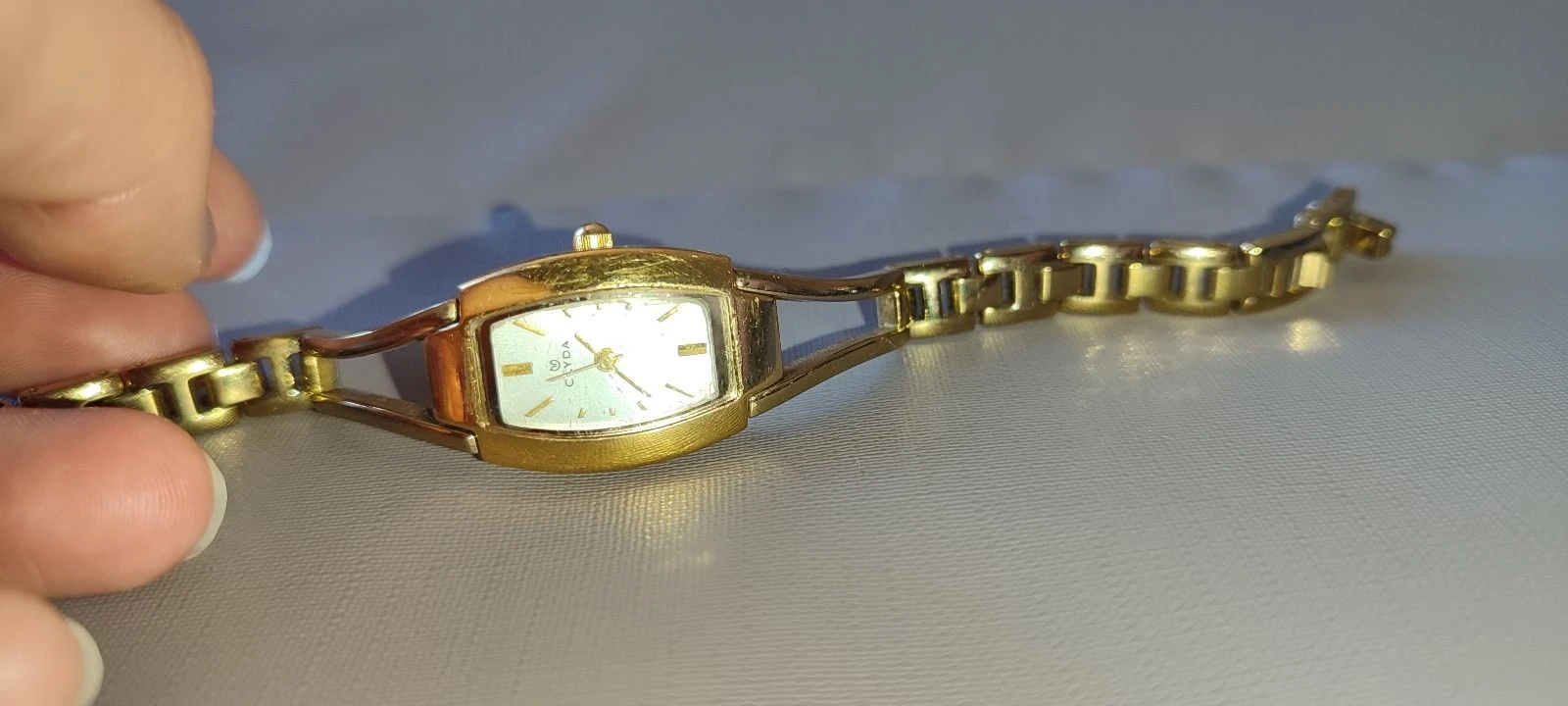 Montre bracelet femme dorée Clyda